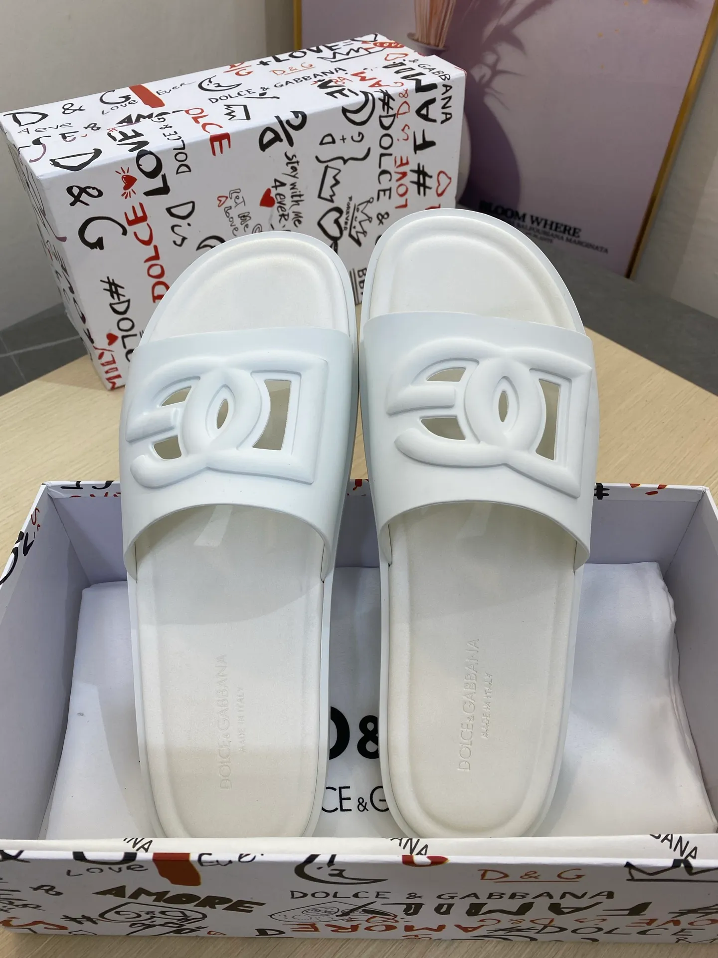 ⬛️Ex-factory price p260 [DG~] Men's high-end slippers are on sale at the same time in 2025z cabinets 🔶Size: 38-44#️⃣ 🔷2 colors, the upper is made of pure handmade rubber, luxurious materials, low-key and luxurious in one! Size: 39-44 (45 customized)